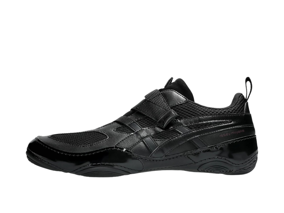 https://d2cva83hdk3bwc.cloudfront.net/1203a819-001-asics-x-issey-miyake-hyper-taping-black-2.jpg