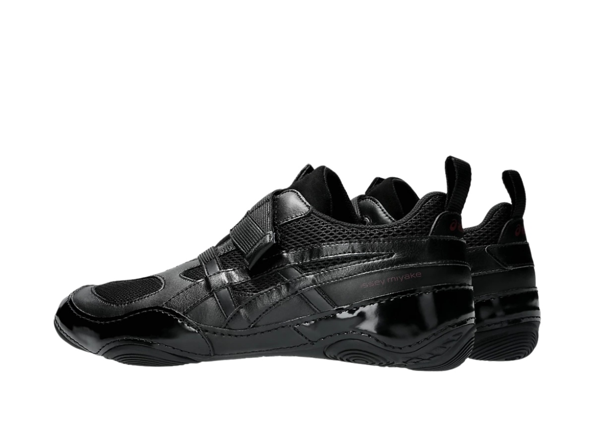 https://d2cva83hdk3bwc.cloudfront.net/1203a819-001-asics-x-issey-miyake-hyper-taping-black-3.jpg