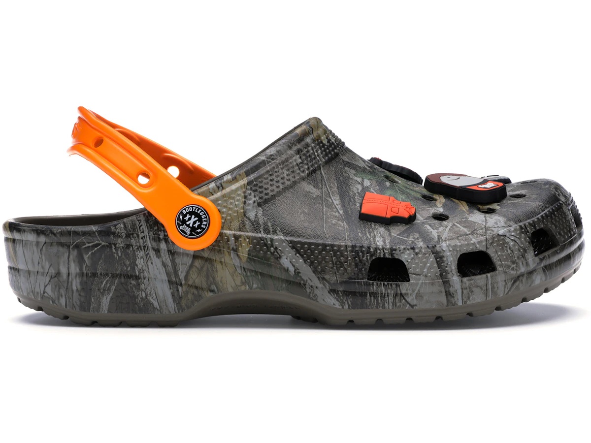 https://d2cva83hdk3bwc.cloudfront.net/206602-267-crocs-classic-clog-luke-combs-realtree-camo-1.jpg