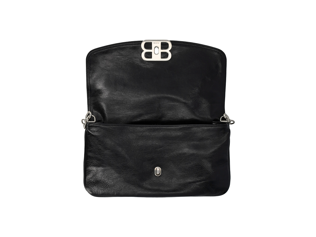 https://d2cva83hdk3bwc.cloudfront.net/23A7485962AAI4_1000-balenciaga-bb-soft-large-flap--5.jpg
