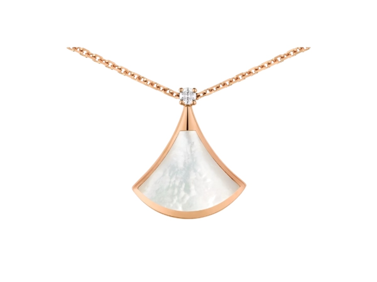 https://d2cva83hdk3bwc.cloudfront.net/359986-bvlgari-divas-dream-necklace-in-18-kt-rose-gold-pendant-set-with-one-diamond-and-mother-of-pearl-rose-gold-3.jpg