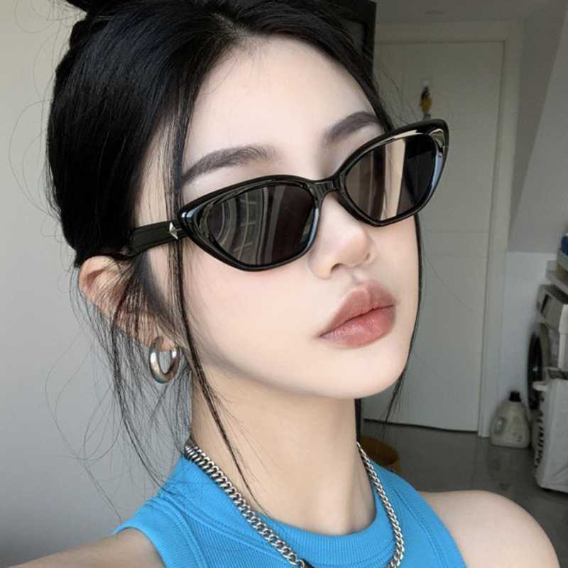 https://d2cva83hdk3bwc.cloudfront.net/404-notfound_404notfound-cat-eyes-sunglass-triangle-black-brown-2.jpg