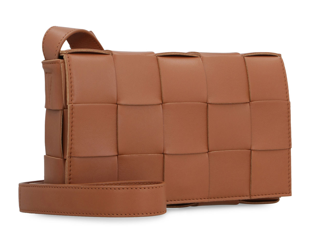 https://d2cva83hdk3bwc.cloudfront.net/578004VMAY1-bottega-veneta-nappa-leather-c-3.jpg