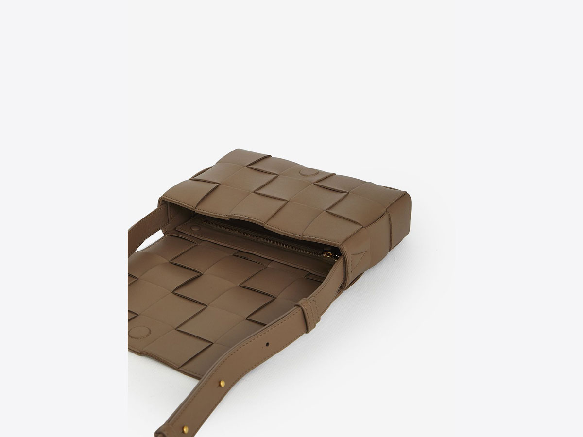 https://d2cva83hdk3bwc.cloudfront.net/578004VMAY1_2560-bottega-veneta-cassette-leathe-4.jpg