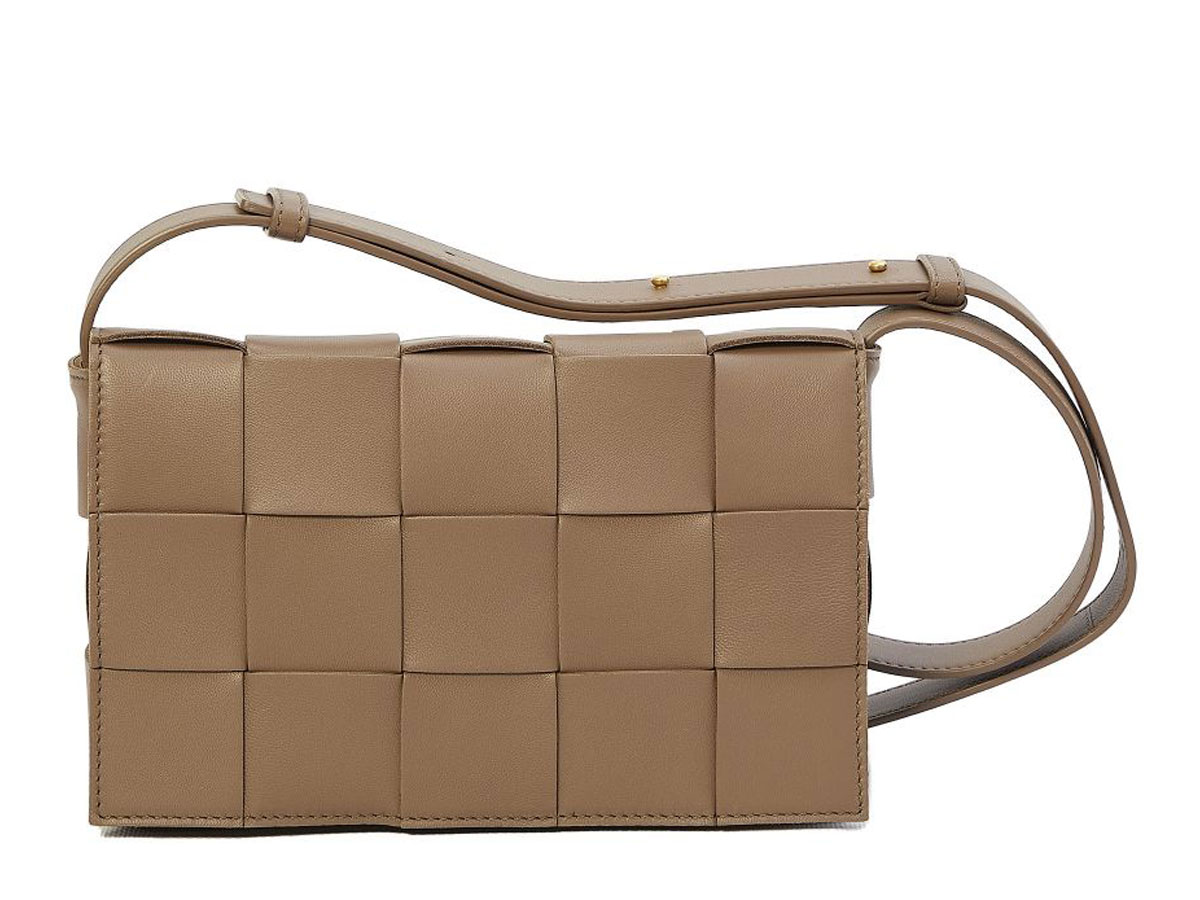 https://d2cva83hdk3bwc.cloudfront.net/578004VMAY1_2560-bottega-veneta-cassette-leathe-5.jpg