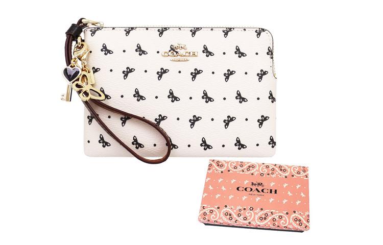 https://d2cva83hdk3bwc.cloudfront.net/59068-IMDMH-coach-boxed-clutches-1.jpg