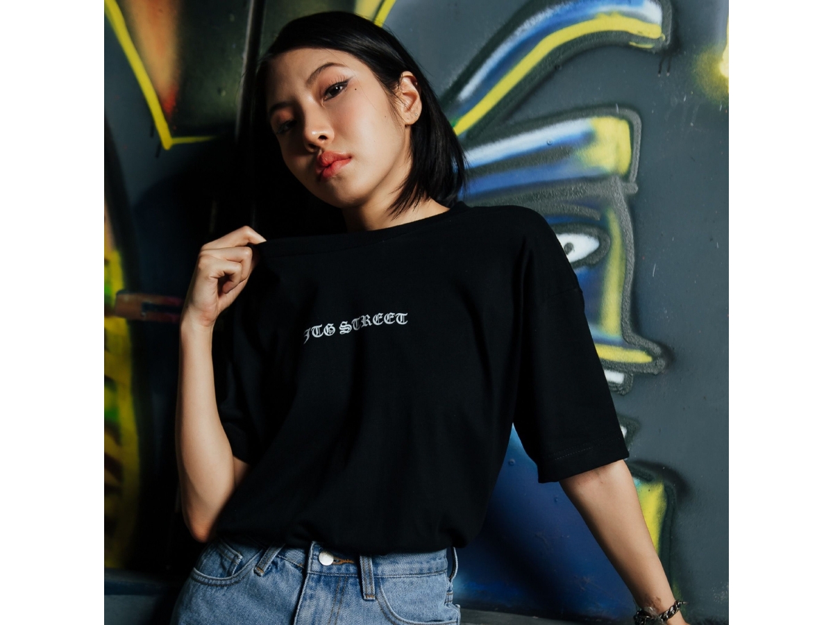 https://d2cva83hdk3bwc.cloudfront.net/7th-street-rose-t-shirt-black-4.jpg