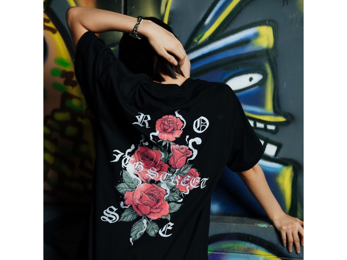 https://d2cva83hdk3bwc.cloudfront.net/7th-street-rose-t-shirt-black-5.jpg