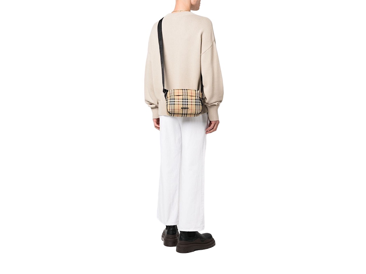 https://d2cva83hdk3bwc.cloudfront.net/8069760-burberry-checkpattern-shoulder-2.jpg