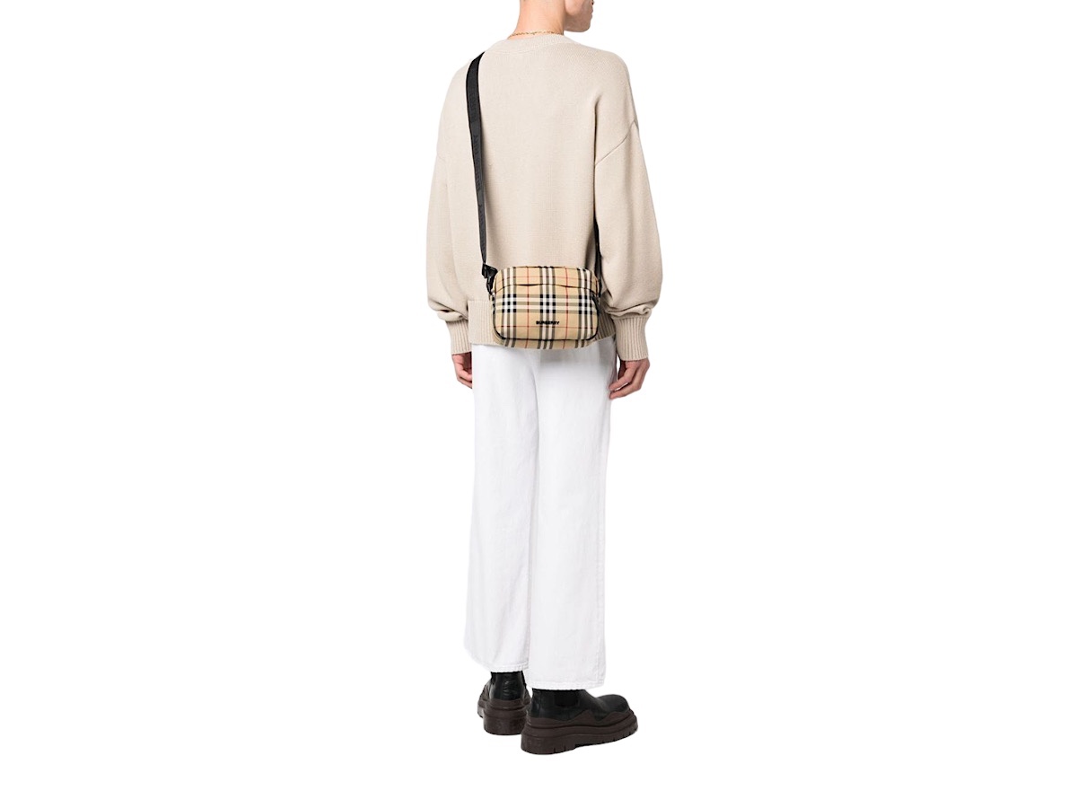 https://d2cva83hdk3bwc.cloudfront.net/8069760144226_A7026-burberry-paddy-fabric-shoulder-2.jpg