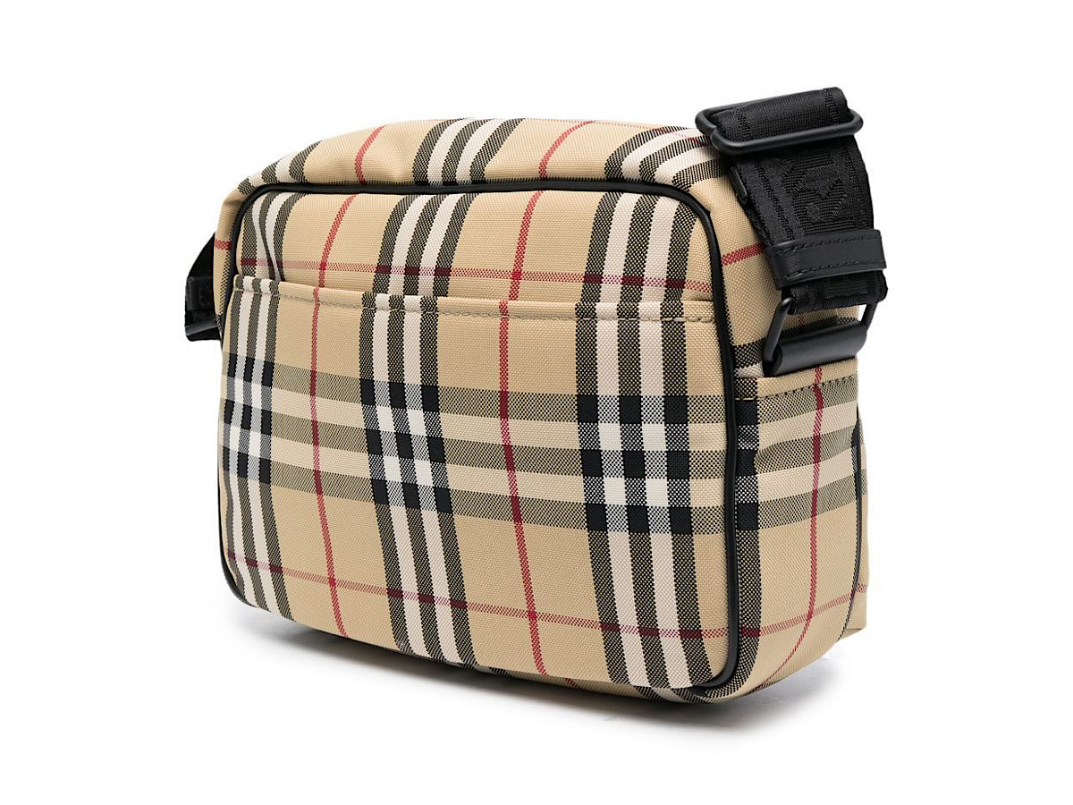 https://d2cva83hdk3bwc.cloudfront.net/8069760144226_A7026-burberry-paddy-fabric-shoulder-3.jpg