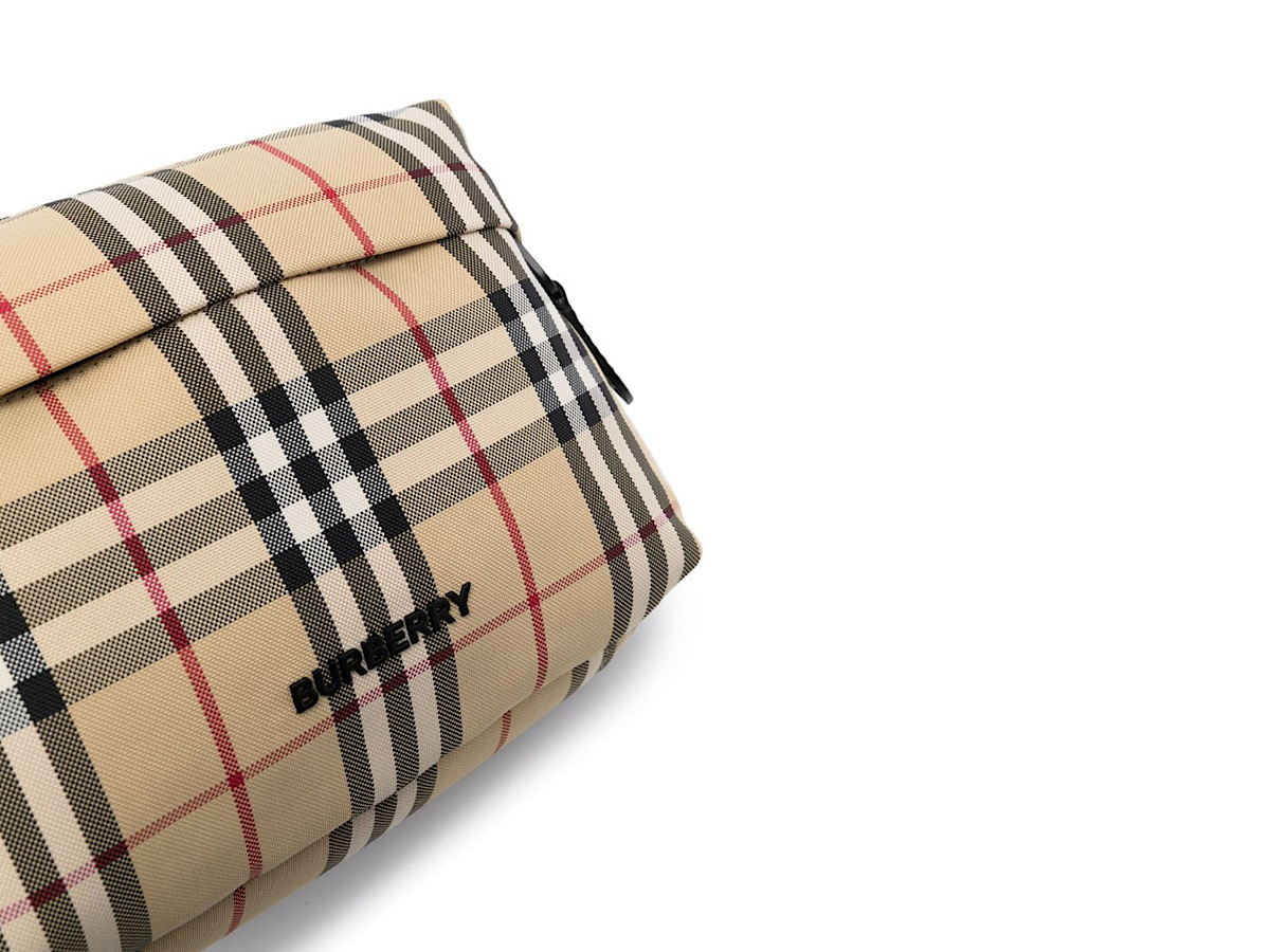 https://d2cva83hdk3bwc.cloudfront.net/8069760144226_A7026-burberry-paddy-fabric-shoulder-4.jpg