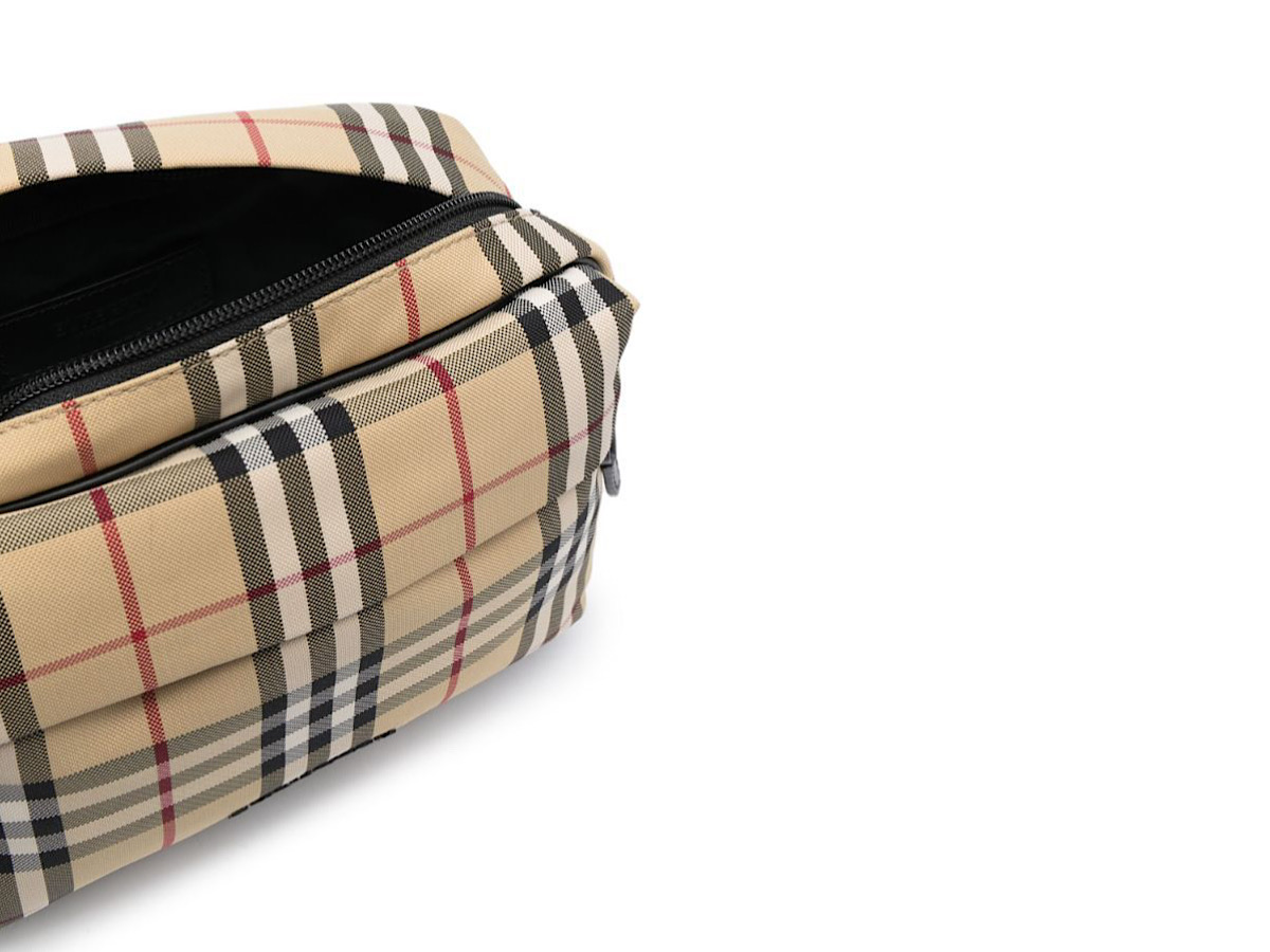 https://d2cva83hdk3bwc.cloudfront.net/8069760144226_A7026-burberry-paddy-fabric-shoulder-5.jpg