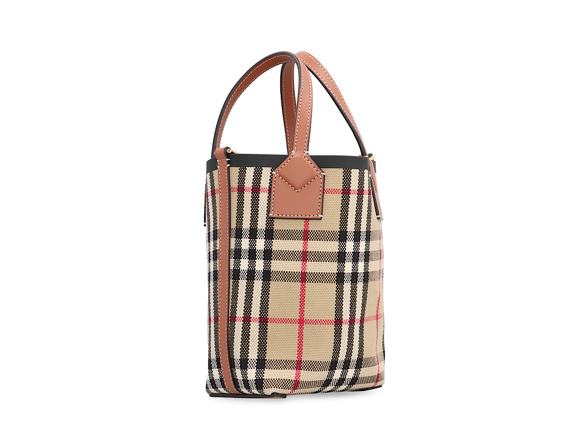 https://d2cva83hdk3bwc.cloudfront.net/8070461150667_A7026-burberry-london-canvas-bucket--2.jpg