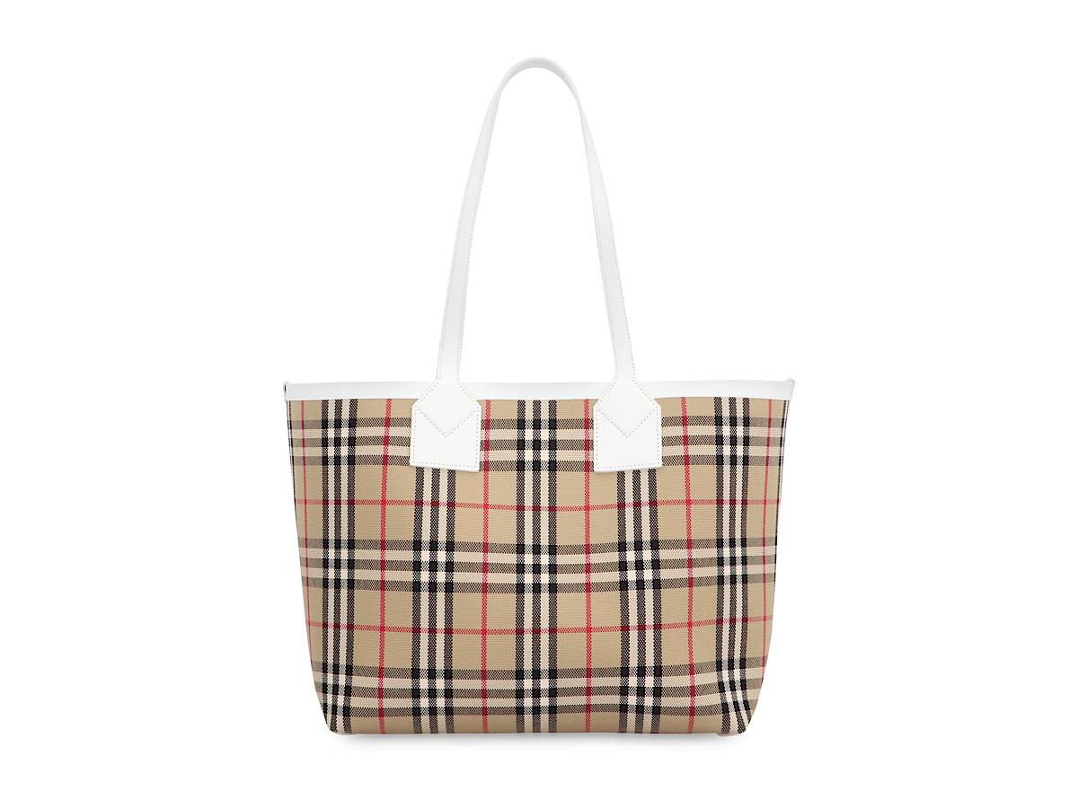 https://d2cva83hdk3bwc.cloudfront.net/8072332144447_A1464-burberry-london-small-canvas-t-1.jpg