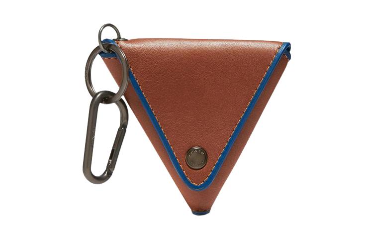 https://d2cva83hdk3bwc.cloudfront.net/858-QVK-coach-triangle-coin-purses-1.jpg