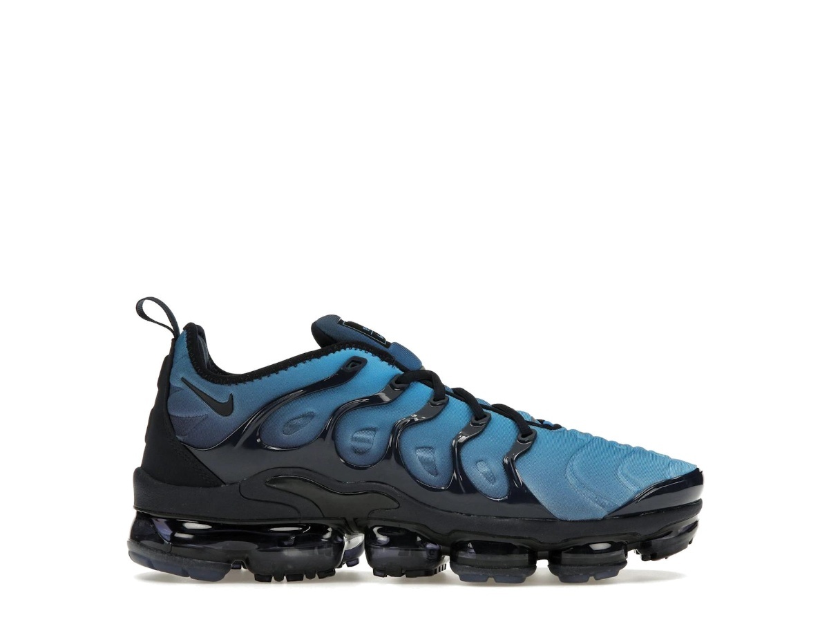 https://d2cva83hdk3bwc.cloudfront.net/924453-401-nike-air-vapormax-plus-obsidian-1.jpg