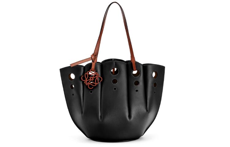 https://d2cva83hdk3bwc.cloudfront.net/A657R52X13-1100-loewe-shoulder-bags-1.jpg