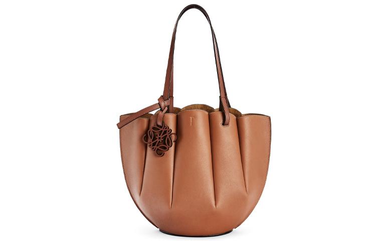 https://d2cva83hdk3bwc.cloudfront.net/A657T33X02-2530-loewe-shoulder-bags-1.jpg