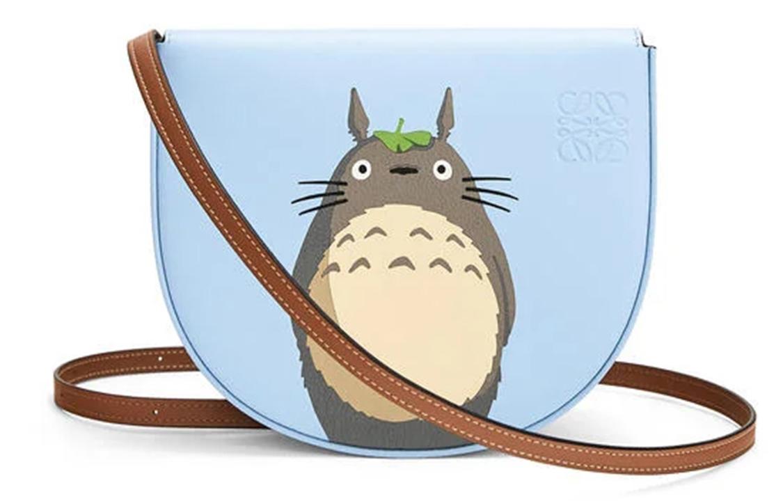 https://d2cva83hdk3bwc.cloudfront.net/A661V01X06-5140-loewe-dragon-cat-collaboration-heel-calfskin-crossbody-necklace-pouch-women-s-light-blue-candy-color-1.jpg