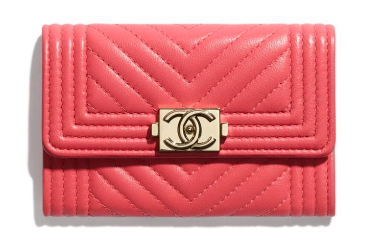 https://d2cva83hdk3bwc.cloudfront.net/A80603-Y25539-N0412-chanel-leboy-card-holders-1.jpg