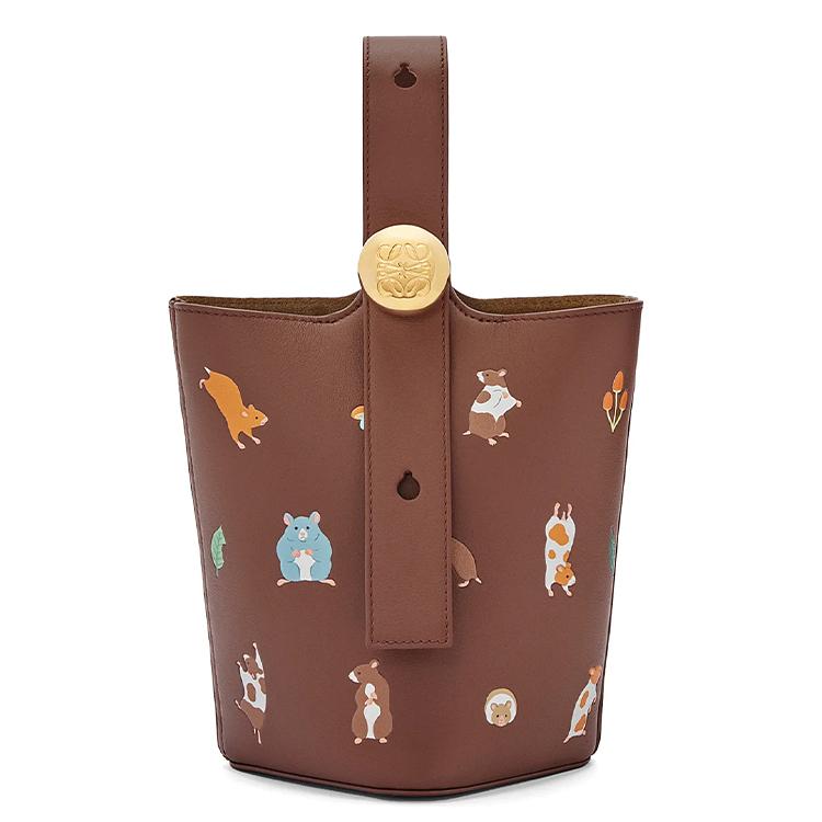 https://d2cva83hdk3bwc.cloudfront.net/AANBBBMX17-3605-loewe-bucket-series-handbags-1.jpg