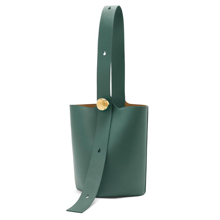 https://d2cva83hdk3bwc.cloudfront.net/AANBBBWX01-4535-loewe-bucket-series-shoulder-bags-1.jpg