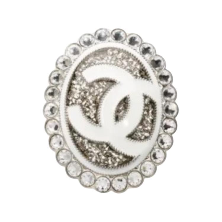 https://d2cva83hdk3bwc.cloudfront.net/AB-25C-001-chanel-brooches-unisex-silver-1.jpg