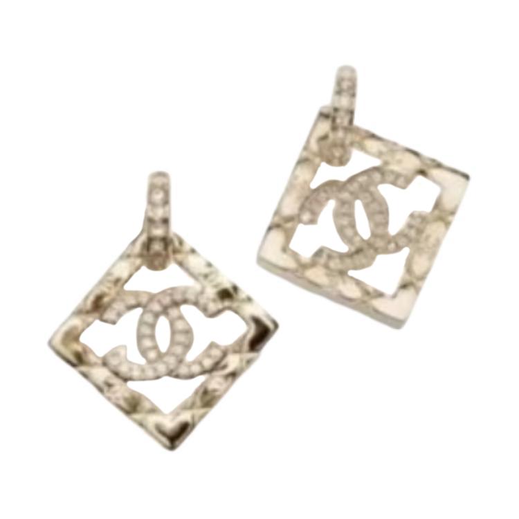 https://d2cva83hdk3bwc.cloudfront.net/AB-25P-114-chanel-earrings-unisex-1.jpg