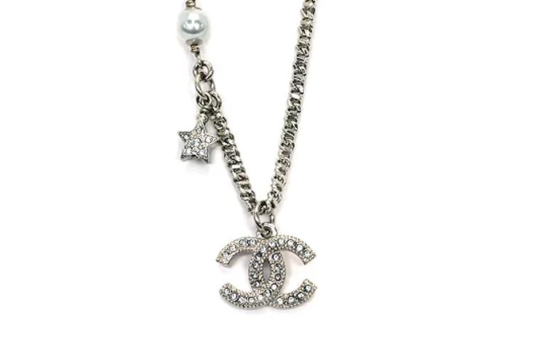 https://d2cva83hdk3bwc.cloudfront.net/AB3564-B02593-N6401-chanel-necklaces-women-s-1.jpg