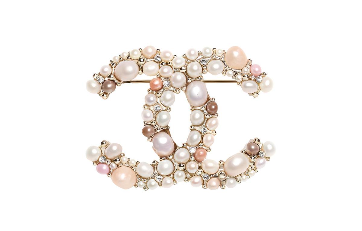 https://d2cva83hdk3bwc.cloudfront.net/AB5371-B04674-N9846-chanel-brooches-women-s-pink-white-1.jpg