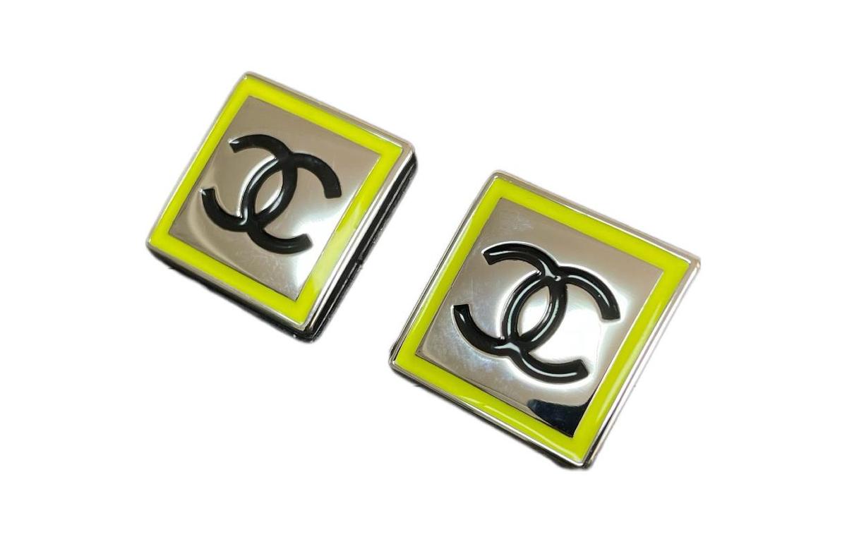 https://d2cva83hdk3bwc.cloudfront.net/AB6729-B06481-NE778-chanel-2021-cc-signet-ring-1.jpg