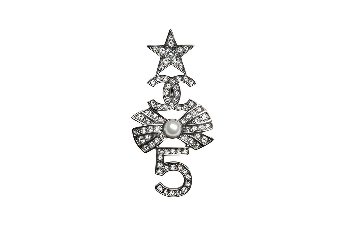 https://d2cva83hdk3bwc.cloudfront.net/AB8015-B07789-NH178-chanel-brooches-women-s-silver-1.jpg