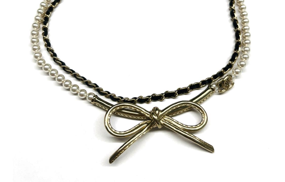 https://d2cva83hdk3bwc.cloudfront.net/AB8388-B08183-NI326-chanel-necklaces-women-s-black-silver-1.jpg