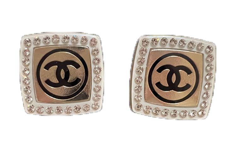 https://d2cva83hdk3bwc.cloudfront.net/AB8424-B08289-NI300-chanel-earrings-women-s-white-gold-1.jpg