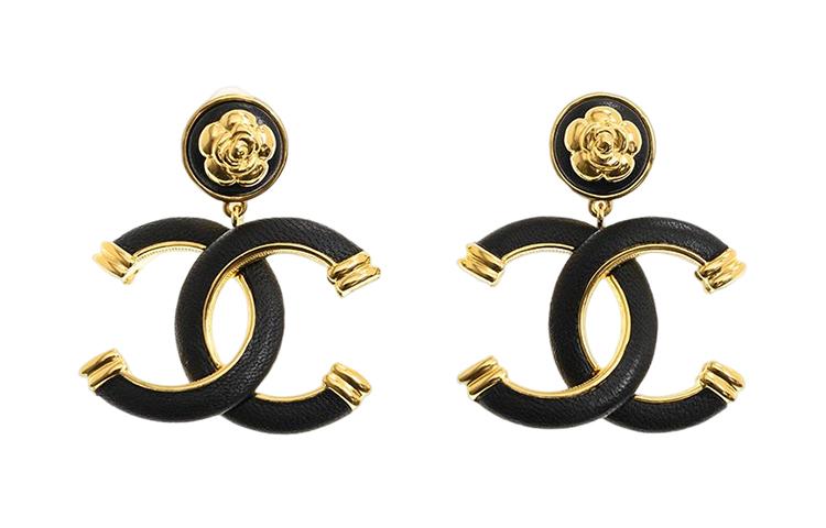 https://d2cva83hdk3bwc.cloudfront.net/AB8736GPBLK-chanel-metal-clip-on-earrings-women-s-1.jpg