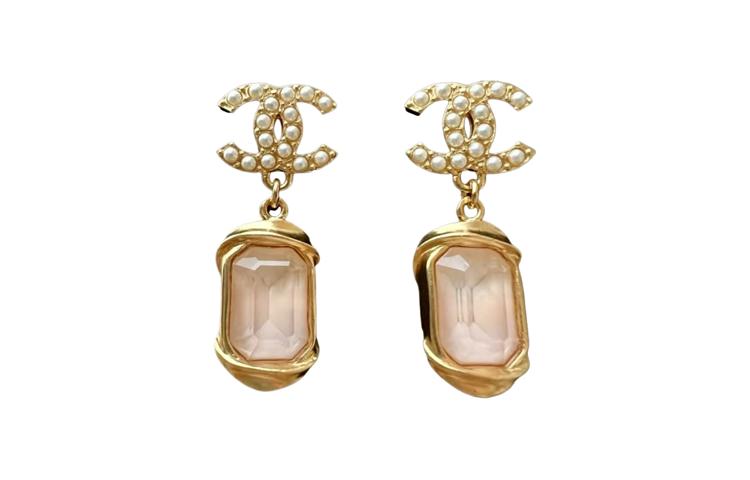 https://d2cva83hdk3bwc.cloudfront.net/AB8912-B08681-NJ323-chanel-earrings-women-s-1.jpg