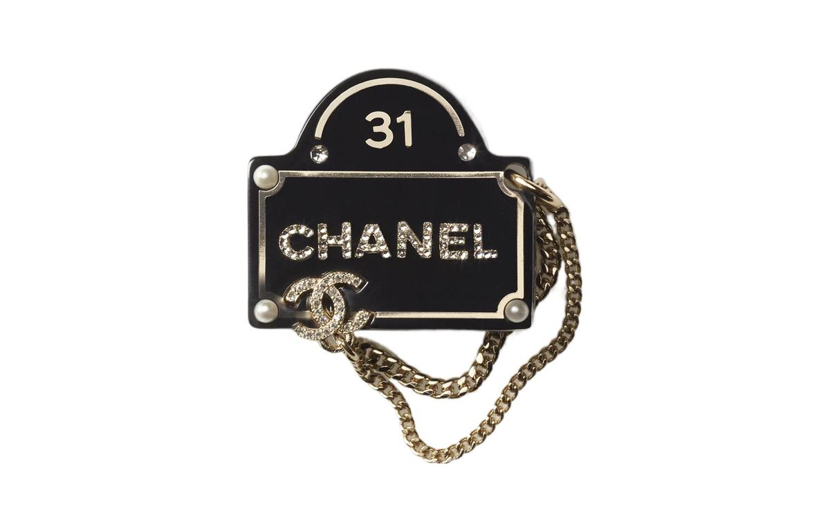 https://d2cva83hdk3bwc.cloudfront.net/AB9372-B09081-NK211-chanel-brooches-women-s-black-1.jpg