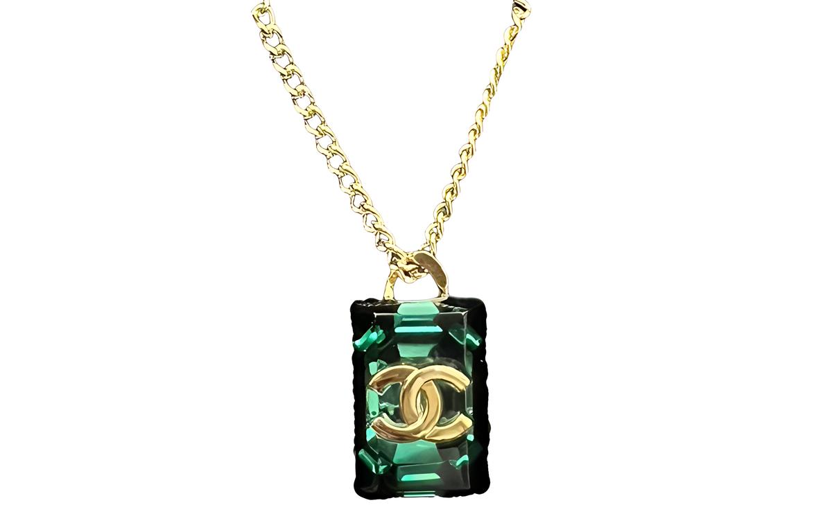 https://d2cva83hdk3bwc.cloudfront.net/ABA458B10563NN167-chanel-necklaces-unisex-green-1.jpg