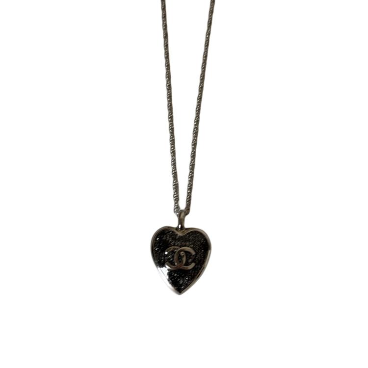 https://d2cva83hdk3bwc.cloudfront.net/ABE688B18615NAA0G-chanel-necklaces-unisex-black-1.jpg