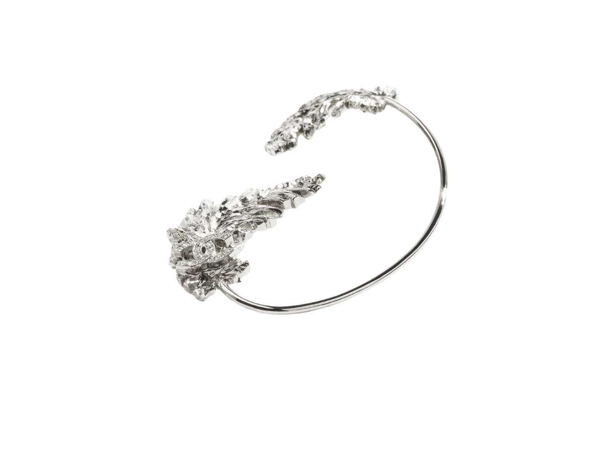 https://d2cva83hdk3bwc.cloudfront.net/ABF695-B20547-U0902-chanel-earring-jewel-in-silver-metal-crystal-with-strass-hardware-silver-crystal-2.jpg