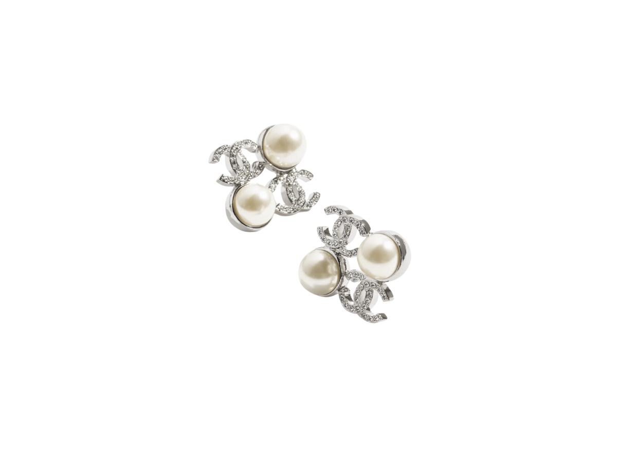 https://d2cva83hdk3bwc.cloudfront.net/ABF730-B20573-U0937-chanel-stud-earrings-in-silver-metal-crystal-glass-pearls-with-strass-hardware-silver-pearly-white-and-crystal-2.jpg