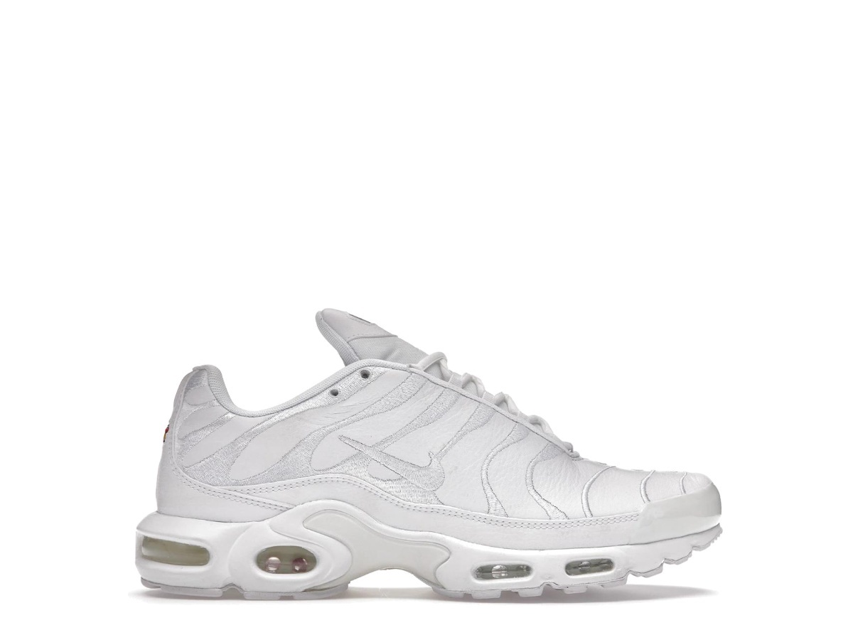 https://d2cva83hdk3bwc.cloudfront.net/AJ2029-100-nike-air-max-plus-triple-white-1.jpg