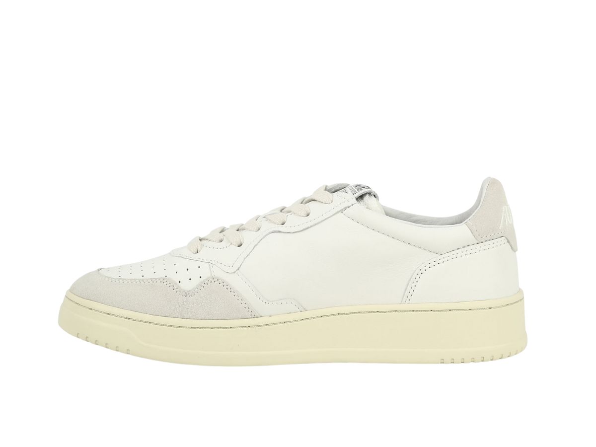 https://d2cva83hdk3bwc.cloudfront.net/AOLMCE10-autry-open-sneakers-white-80-p-2.jpg