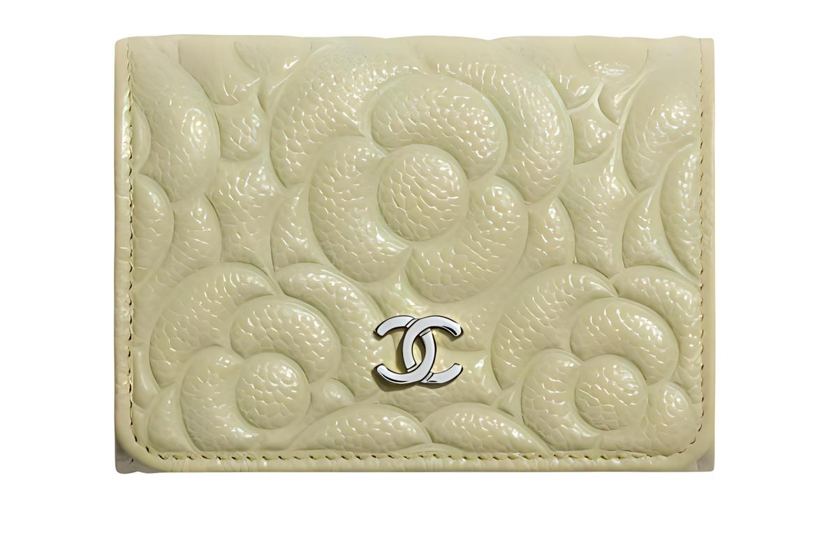 https://d2cva83hdk3bwc.cloudfront.net/AP0116-B04308-N9315-chanel-wallets-1.jpg