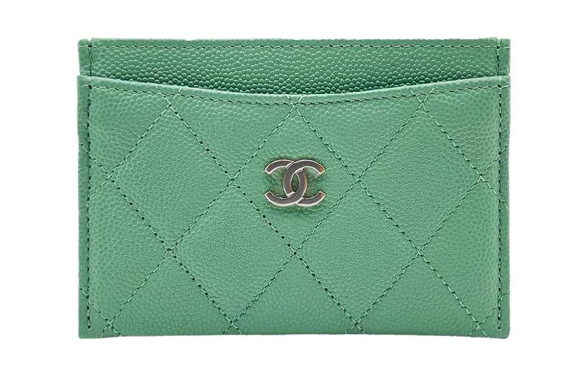 https://d2cva83hdk3bwc.cloudfront.net/AP0213-Y33352-NM369-chanel-23p-ss-cow-leather-card-holder-women-s-green-1.jpg