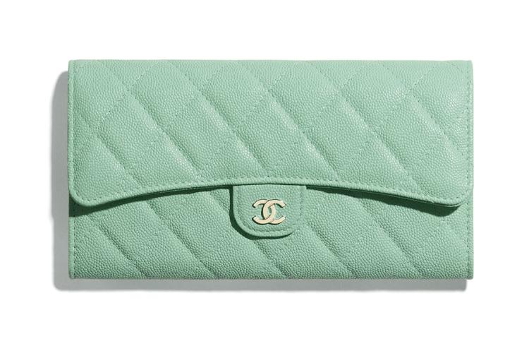 https://d2cva83hdk3bwc.cloudfront.net/AP0241-Y33352-NC024-chanel-classic-flap-cf-wallets-1.jpg