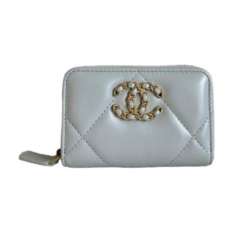 https://d2cva83hdk3bwc.cloudfront.net/AP0949-B04852-NN268-chanel-19-zipped-coin-purse-light-grey-ap0949-1.jpg
