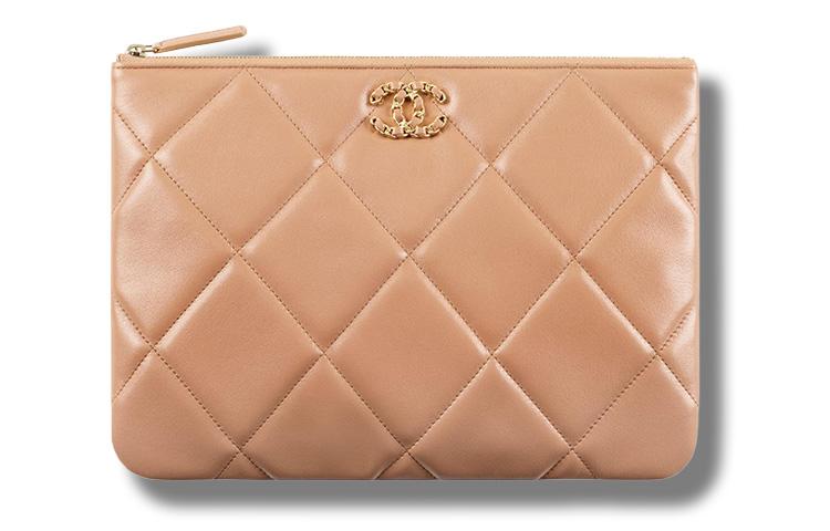 https://d2cva83hdk3bwc.cloudfront.net/AP0951-B04852-NB356-chanel-19bag-clutches-1.jpg