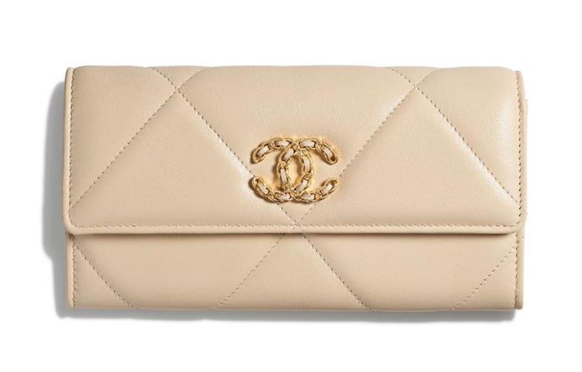 https://d2cva83hdk3bwc.cloudfront.net/AP0955-B04852-N5025-chanel-19bag-wallets-1.jpg